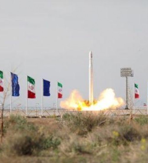 Irã anunciou ter colocado primeiro satélite militar em órbita.