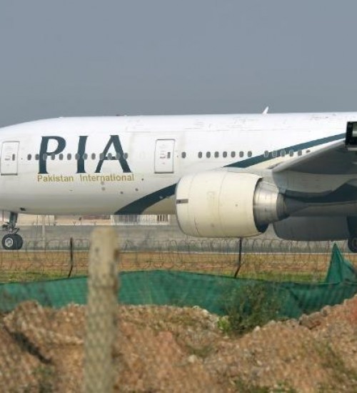 Avião cai em área residencial do Paquistão.