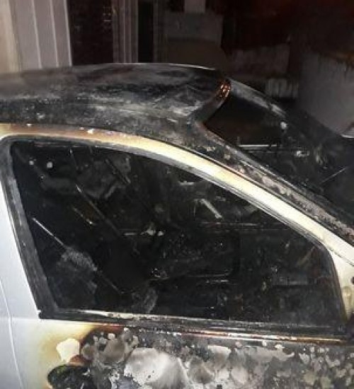 Homem coloca fogo em carro da esposa e à ameaça de morte em Chapecó (SC).