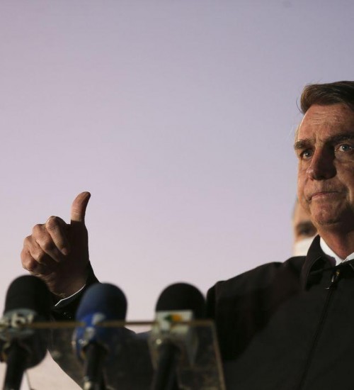 Bolsonaro pede que apoiadores não saiam às ruas no próximo domingo.