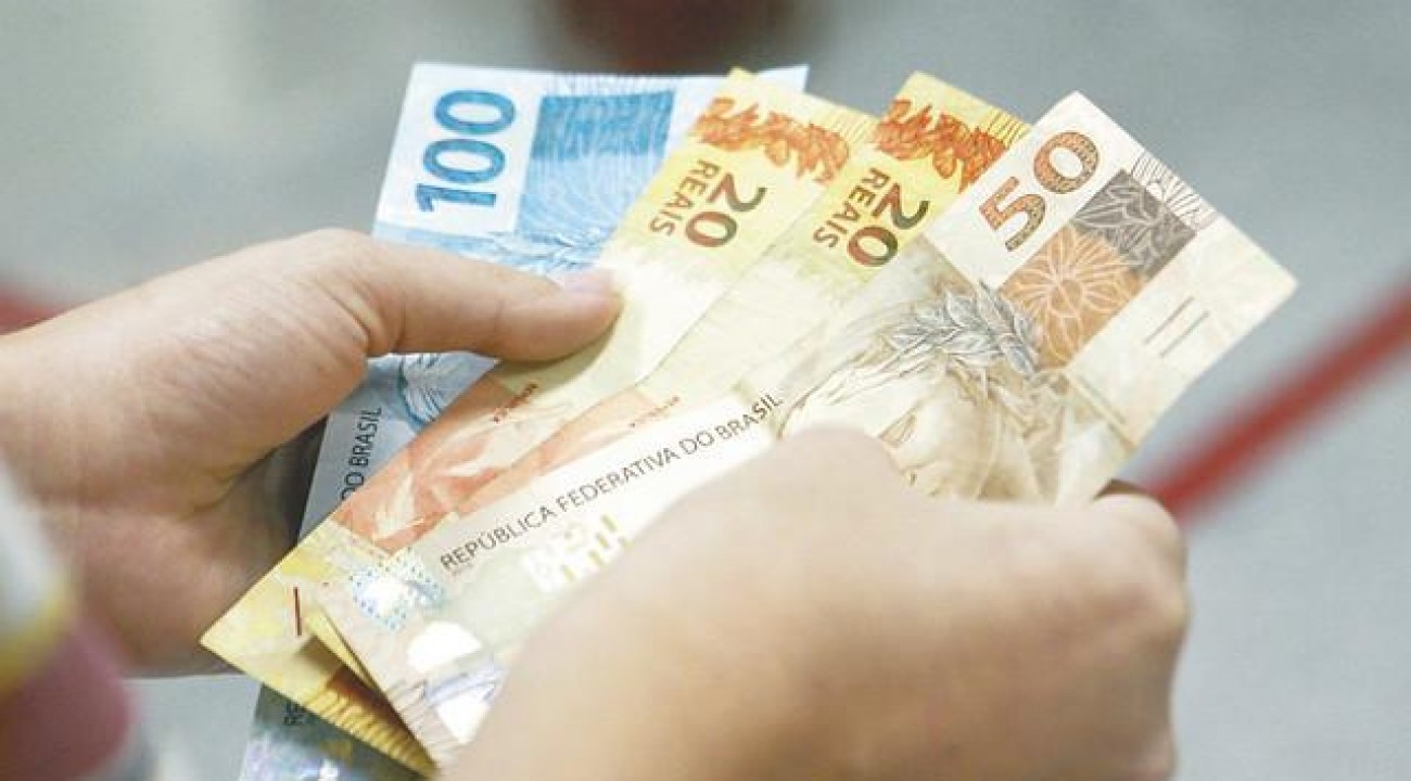 Bolsonaro sanciona lei do salário-mínimo 2020.