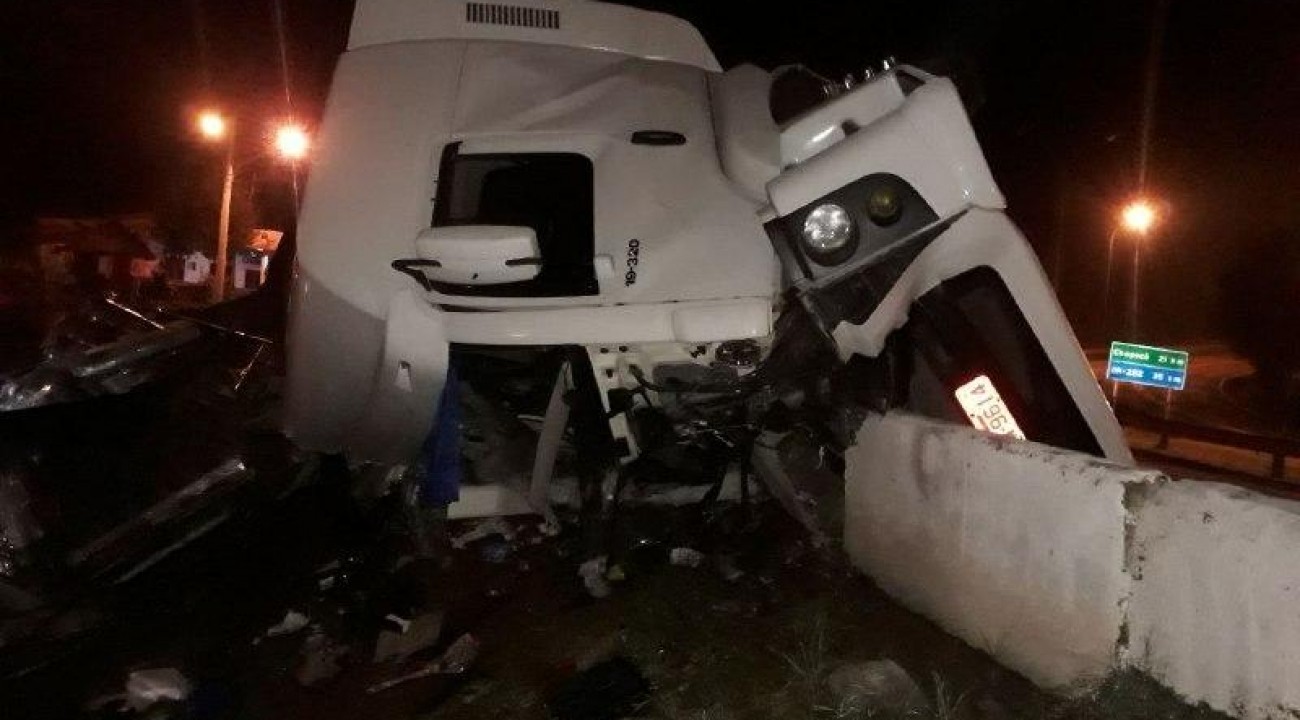 Caminhão tomba e deixa motorista ferido no Goio-ên, em Chapecó (SC).