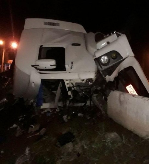 Caminhão tomba e deixa motorista ferido no Goio-ên, em Chapecó (SC).