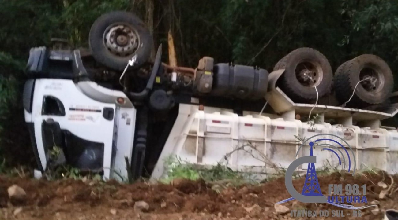 Caminhão tomba na RS 137 em Itatiba do Sul.