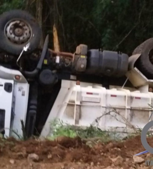 Caminhão tomba na RS 137 em Itatiba do Sul.