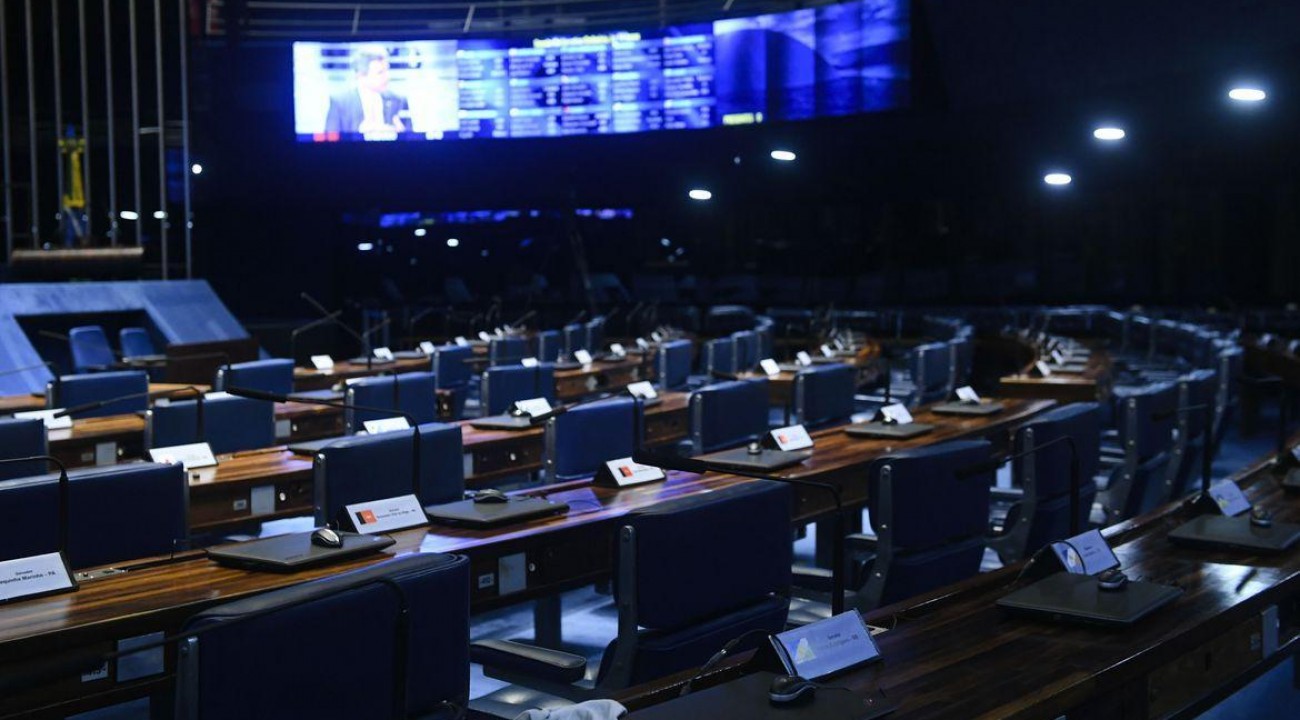 Senado aprova adiamento das eleições para 15 de novembro.
