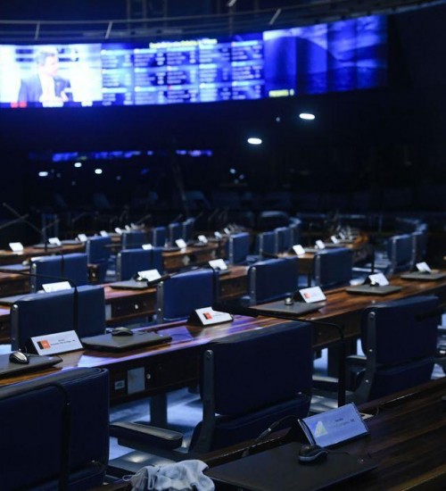 Senado aprova adiamento das eleições para 15 de novembro.