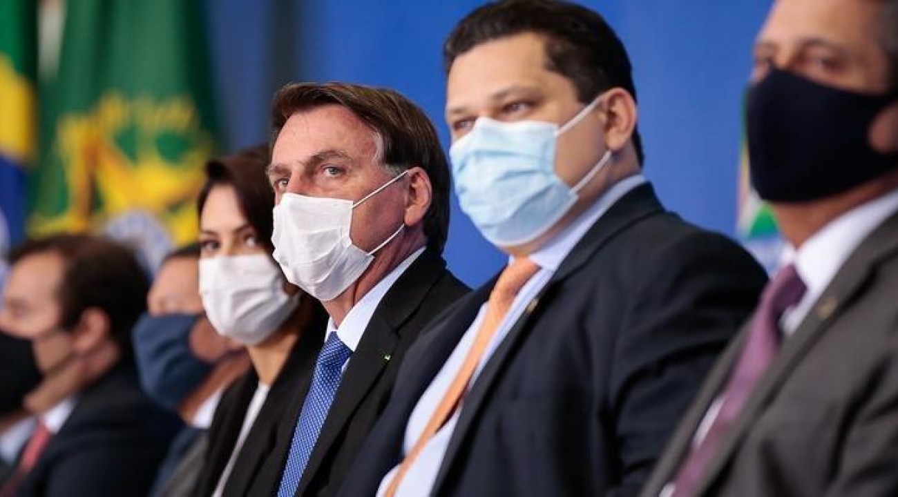 Bolsonaro sanciona lei que torna uso de máscara obrigatório no Brasil.