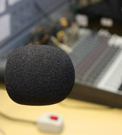 Radialista será denunciado por comentário inadequado em emissora de rádio