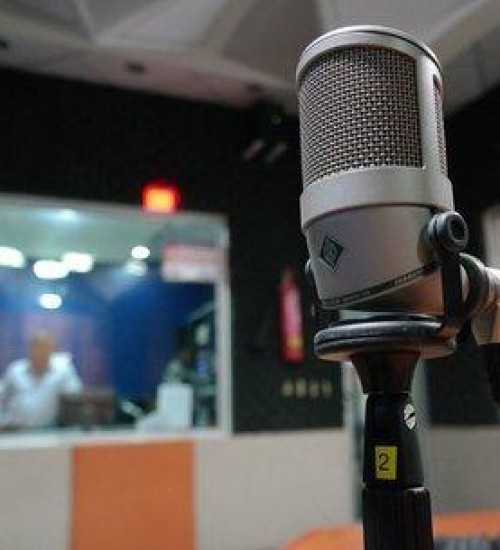 A Voz do Brasil volta para às 19h em emissoras de rádio.
