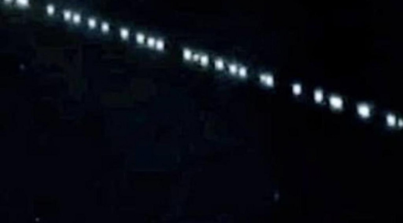 Pontos luminosos são vistos no céu do Rio Grande do Sul nesta segunda-feira (24).