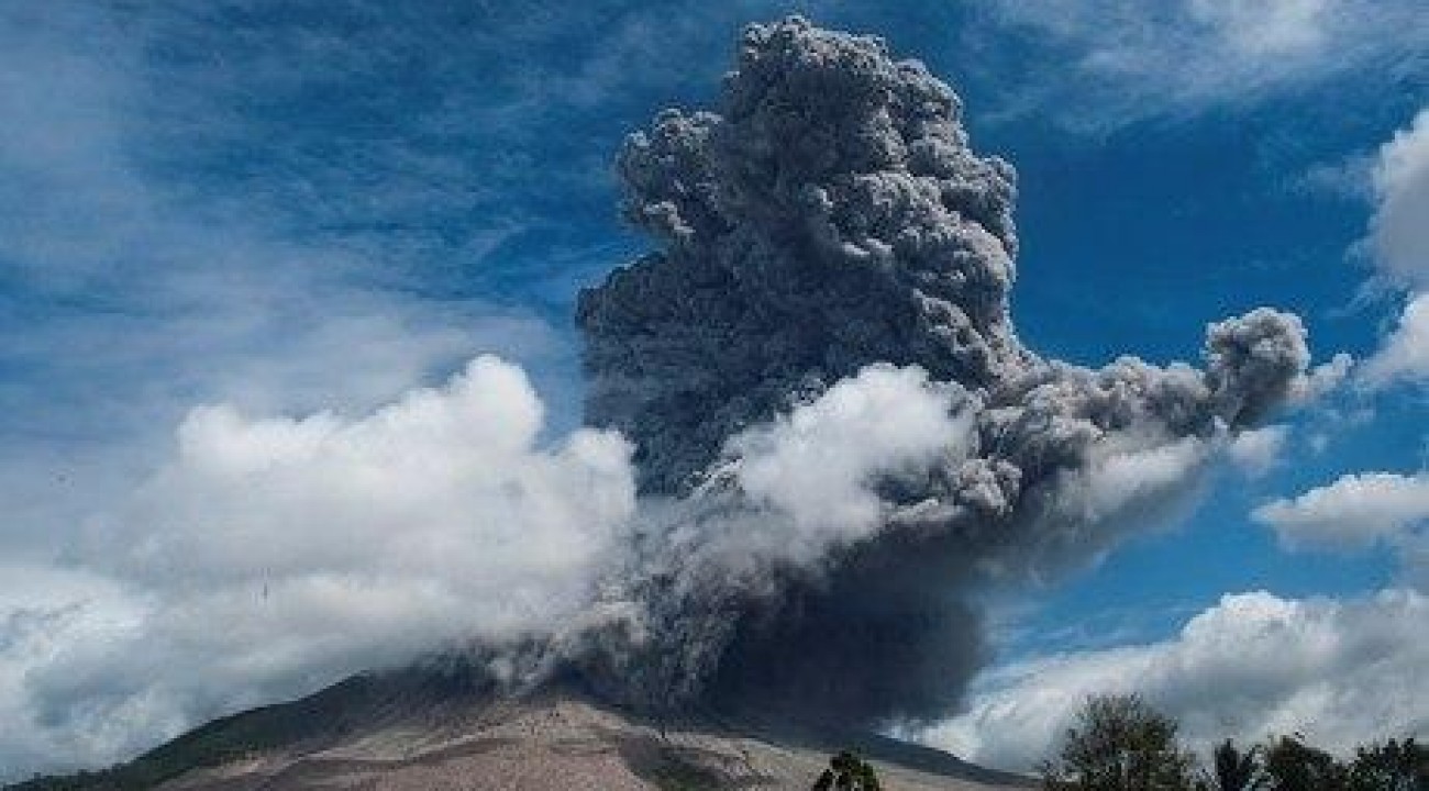 Vulcão na Indonésia entra em erupção pela 2ª vez em 3 dias.