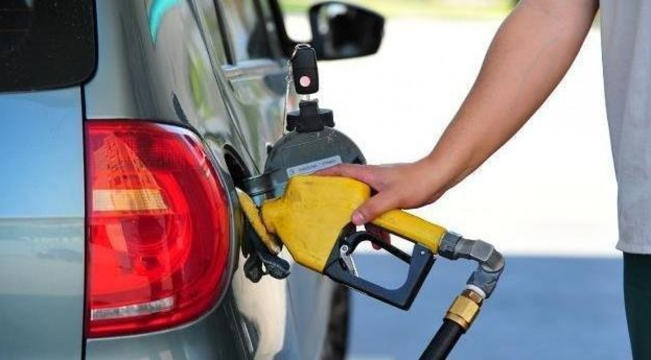 Petrobras anuncia reajuste no preço da gasolina em 4%.
