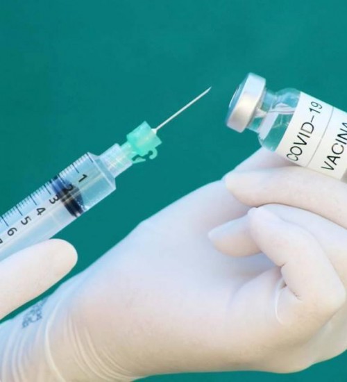 Testes com vacina de Oxford recomeçam nesta segunda-feira (14) no Brasil.