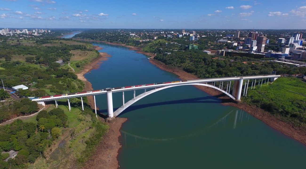Bolsonaro conversa com presidente do Paraguai sobre reabertura da Ponte da Amizade.