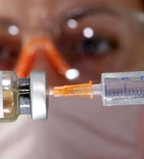 Oxford anuncia que vacina contra a covid tem eficácia média de 70%.
