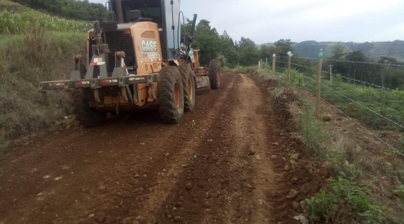 Itatiba do Sul: Secretaria de Obras faz manutenção em estradas do município.