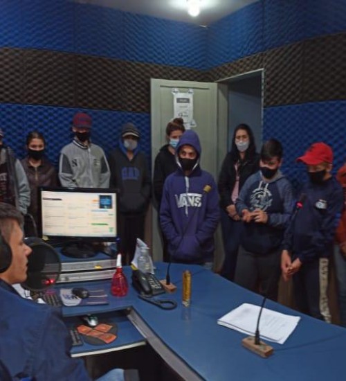 Direção, professores e alunos da Escola Marieta Tozzo visitam Rádio Cultura.