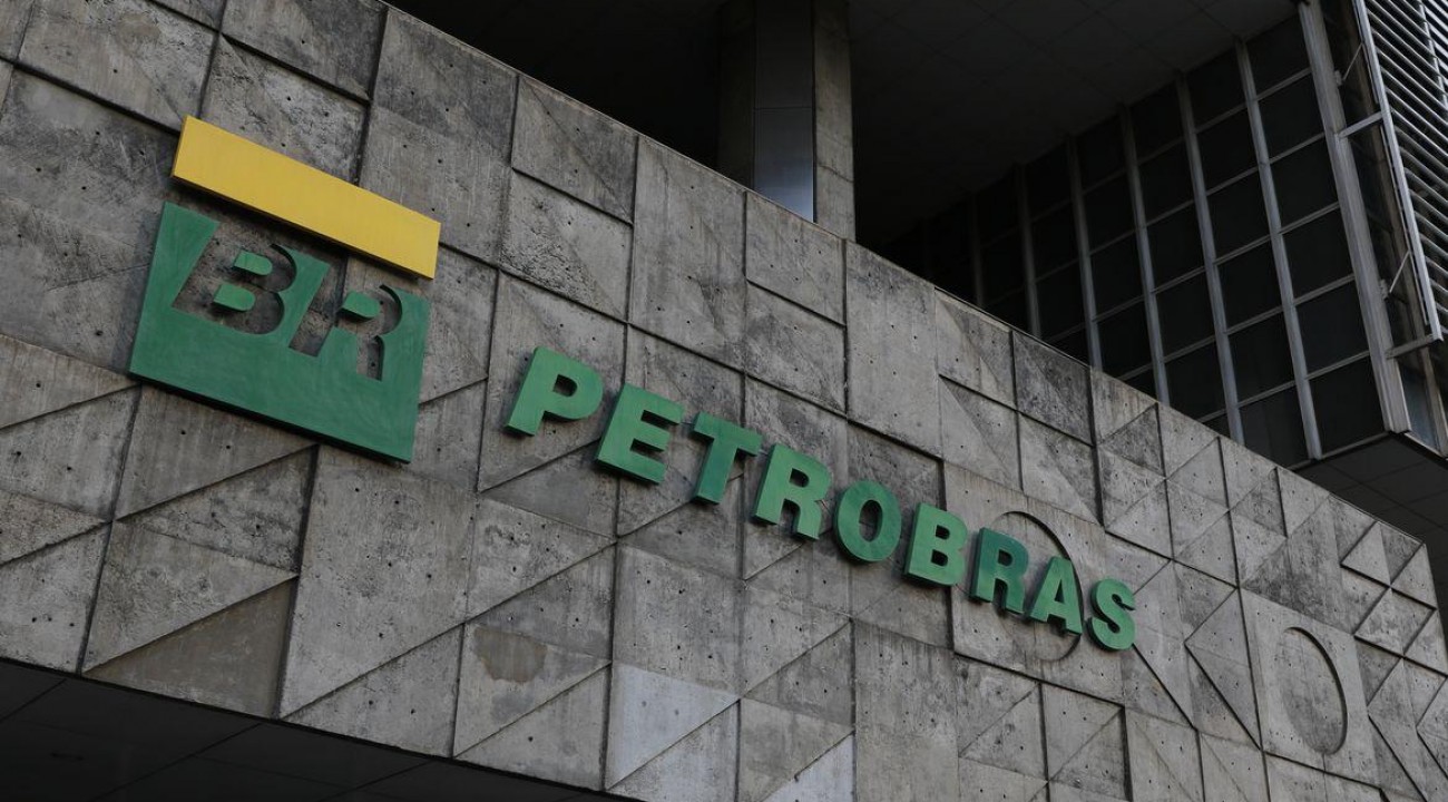 Após fala de Bolsonaro, Petrobras diz que não há decisão sobre reajuste de combustíveis.