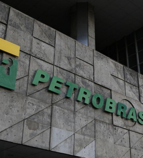 Após fala de Bolsonaro, Petrobras diz que não há decisão sobre reajuste de combustíveis.