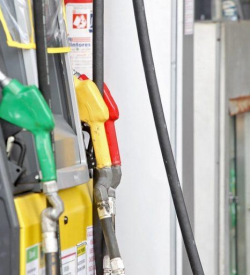 Presidente da Petrobras diz que a estatal não pode segurar os preços dos combustíveis.