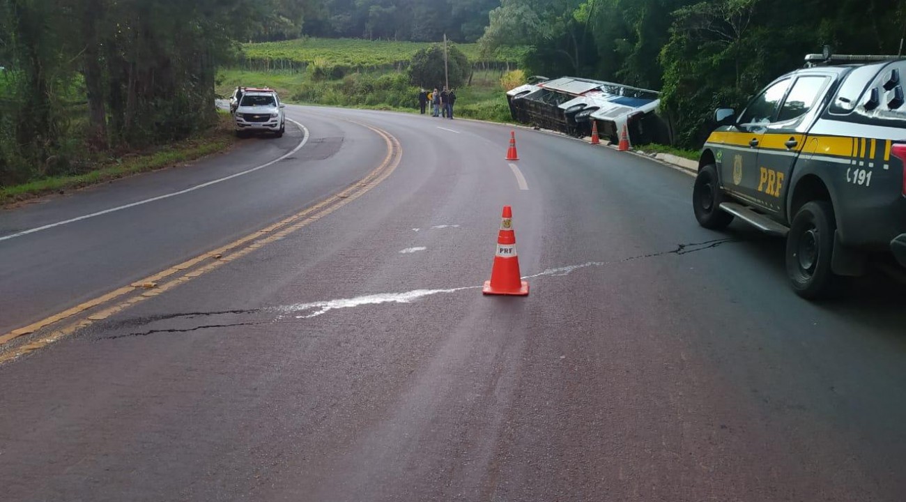 PRF atende acidente com morte em tombamento de ônibus na BR-480 em Barão de Cotegipe.
