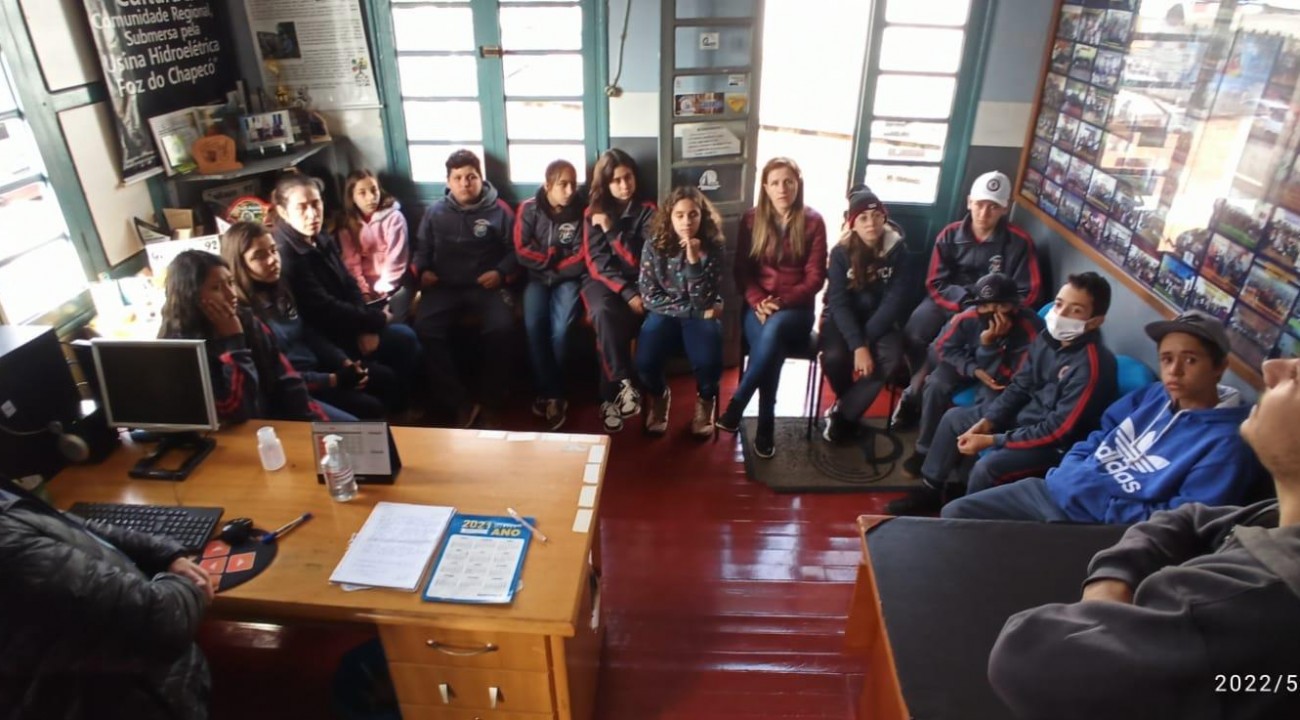 Estudantes e professoras da Escola Municipal Tancredo Neves, visitam a Rádio Cultura.