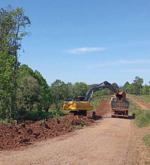 Começam os trabalhos de limpeza para asfaltamento entre Itatiba do Sul e Barra do Rio Azul.