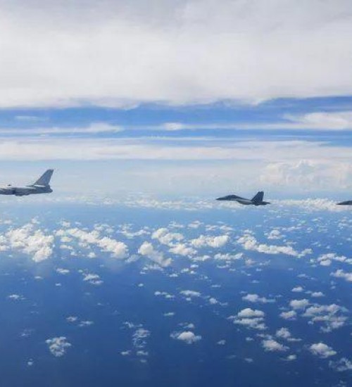China envia mais de 70 aviões de guerra para exercícios militares em Taiwan.