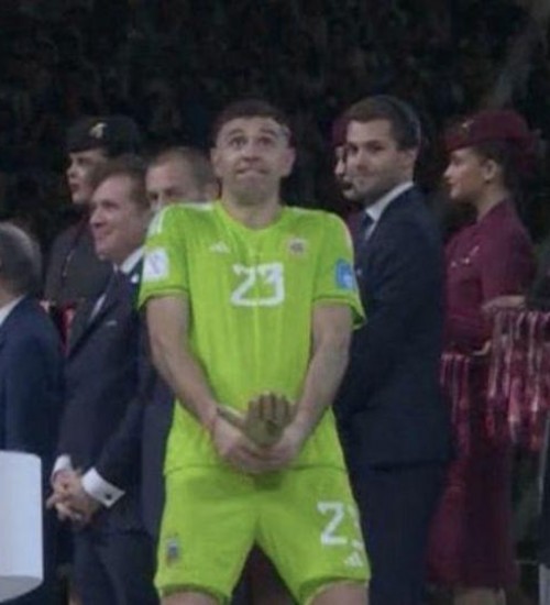 Goleiro da Argentina explica gesto obsceno ao receber a “Luva de Ouro” na final da Copa do Catar.