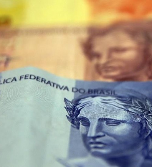 Governo edita MP que reajusta salário mínimo a R$ 1.302 a partir de janeiro.