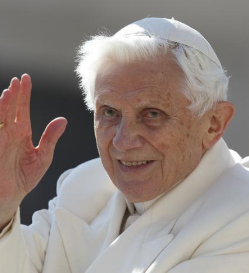 Papa Francisco diz que Bento XVI “está muito doente” e pede orações pelo ex-pontífice.