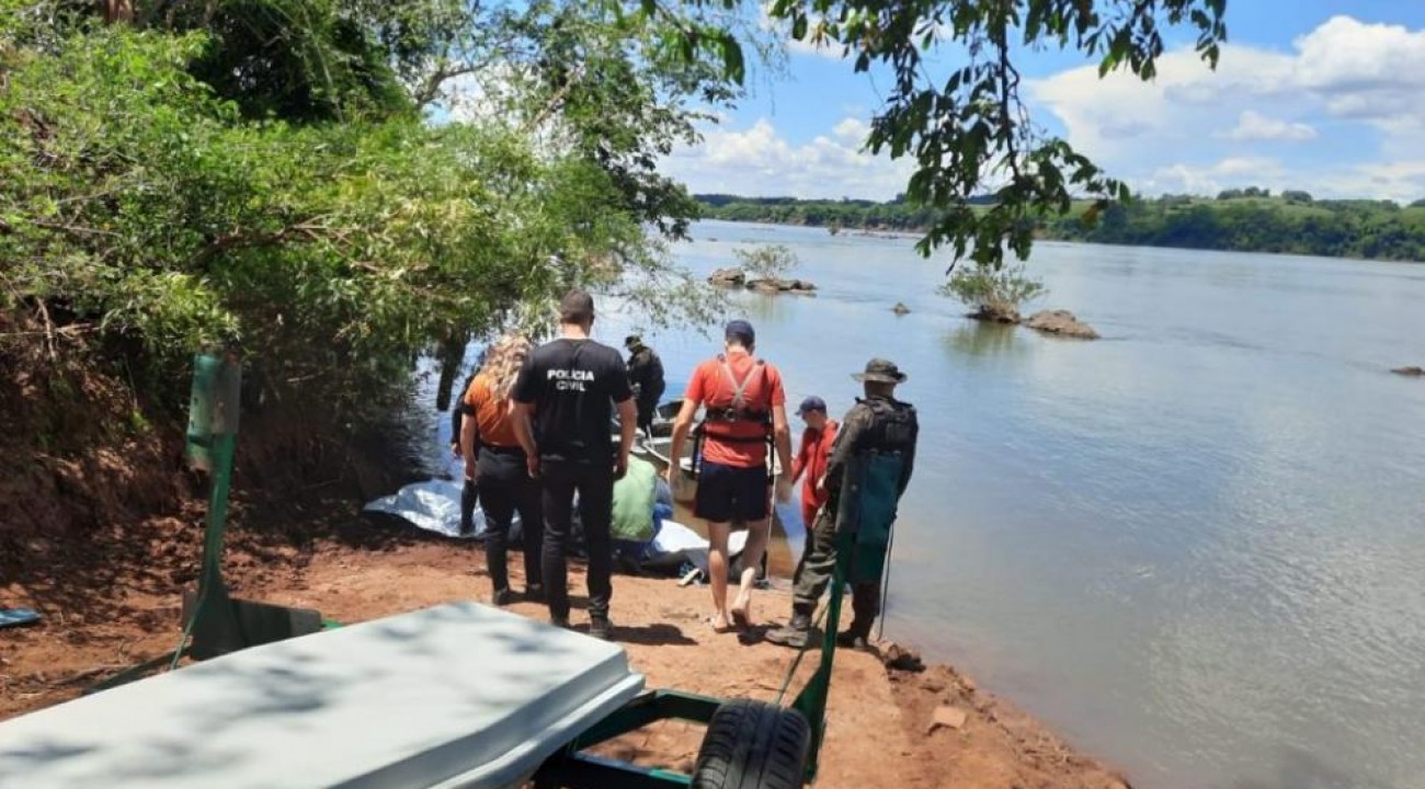 Policiais do 3°BABM encontram cadáver boiando no Rio Uruguai.