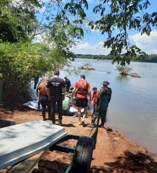 Policiais do 3°BABM encontram cadáver boiando no Rio Uruguai.