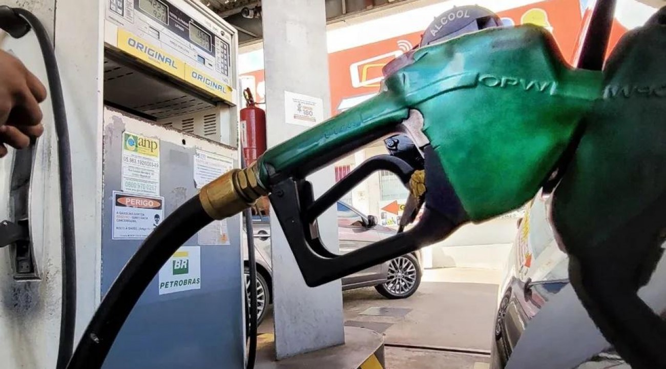 Petrobras aumenta o preço da gasolina para as distribuidoras.