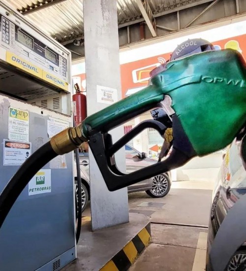 Petrobras aumenta o preço da gasolina para as distribuidoras.