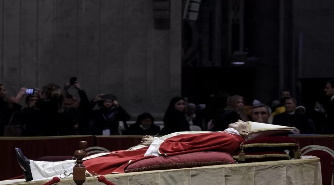 Velório de Bento XVI na Basílica de São Pedro reúne milhares de fiéis.