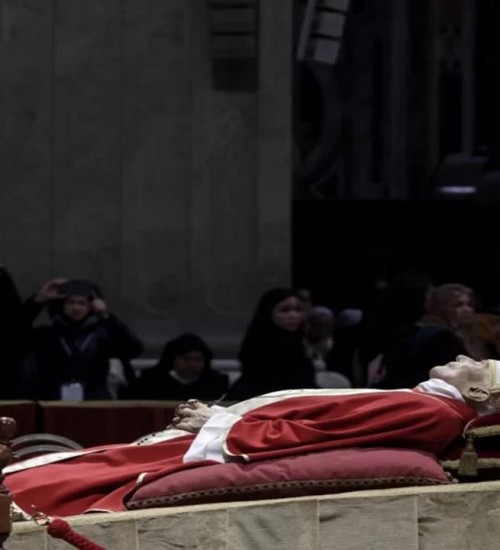Velório de Bento XVI na Basílica de São Pedro reúne milhares de fiéis.