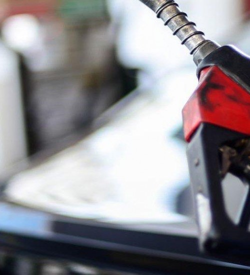 Governo federal avalia desoneração parcial dos combustíveis.