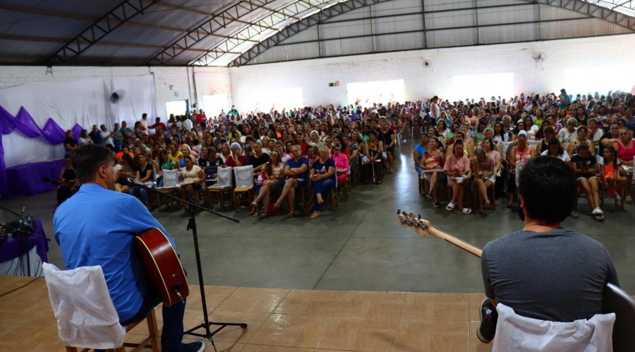 Centenas de mulheres participam de homenagem em Itatiba do Sul.
