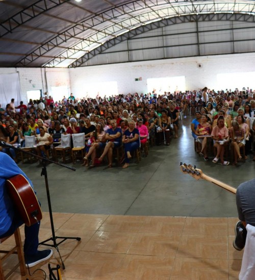 Centenas de mulheres participam de homenagem em Itatiba do Sul.