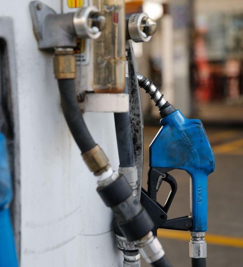 Impostos sobre combustíveis aumentam em junho e julho; Petrobras pode agir para compensar as altas.