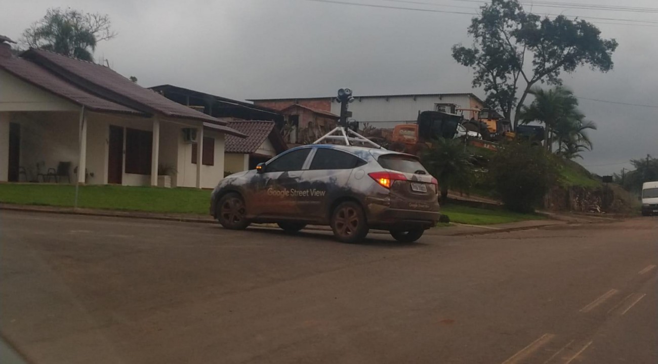 Carro do Google Street View faz mapeamento das ruas da cidade de Itatiba do Sul.
