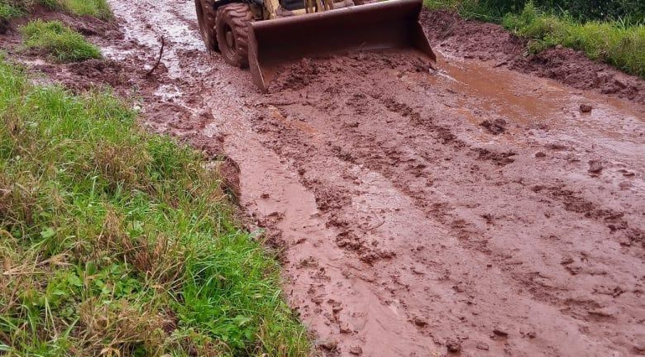 Secretarias realizam trabalhos para resolver problemas causados pelas chuvas em Itatiba do Sul.