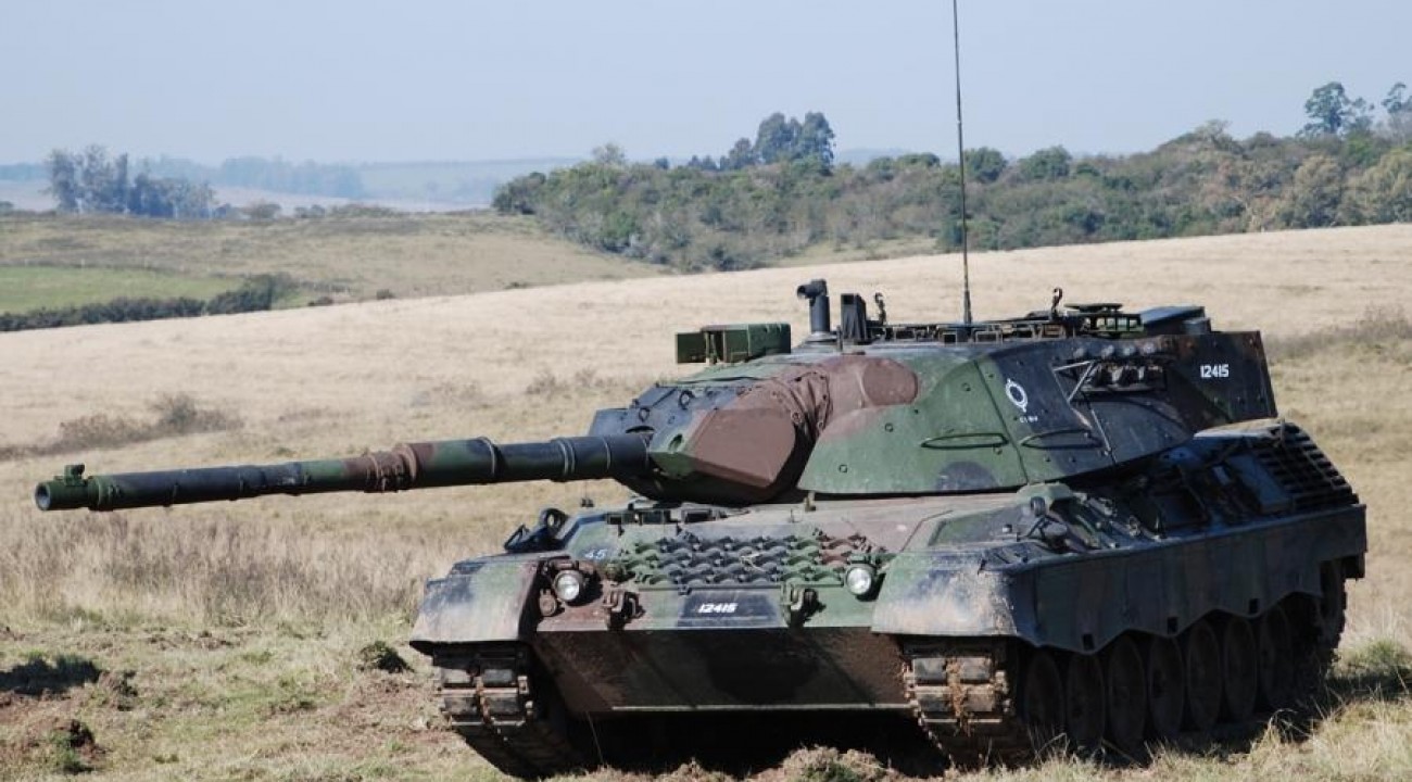 Exército envia 20 tanques para Roraima em meio a tensão entre Guiana e Venezuela.