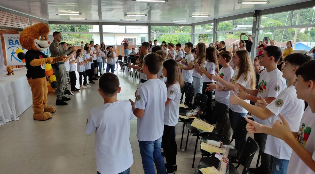 Formatura dos alunos do PROERD em Barra do Rio Azul.