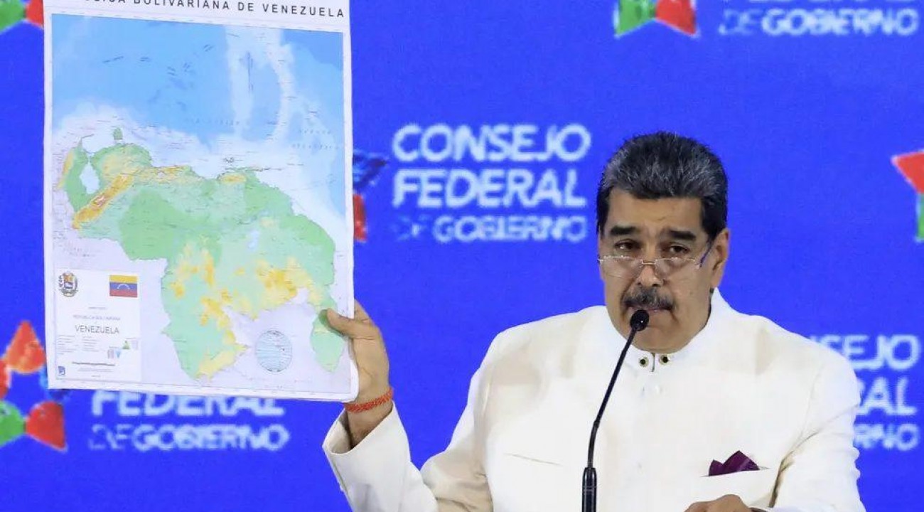 Nicolás Maduro divulga o “novo mapa” da Venezuela com a incorporação de Essequibo, na Guiana.