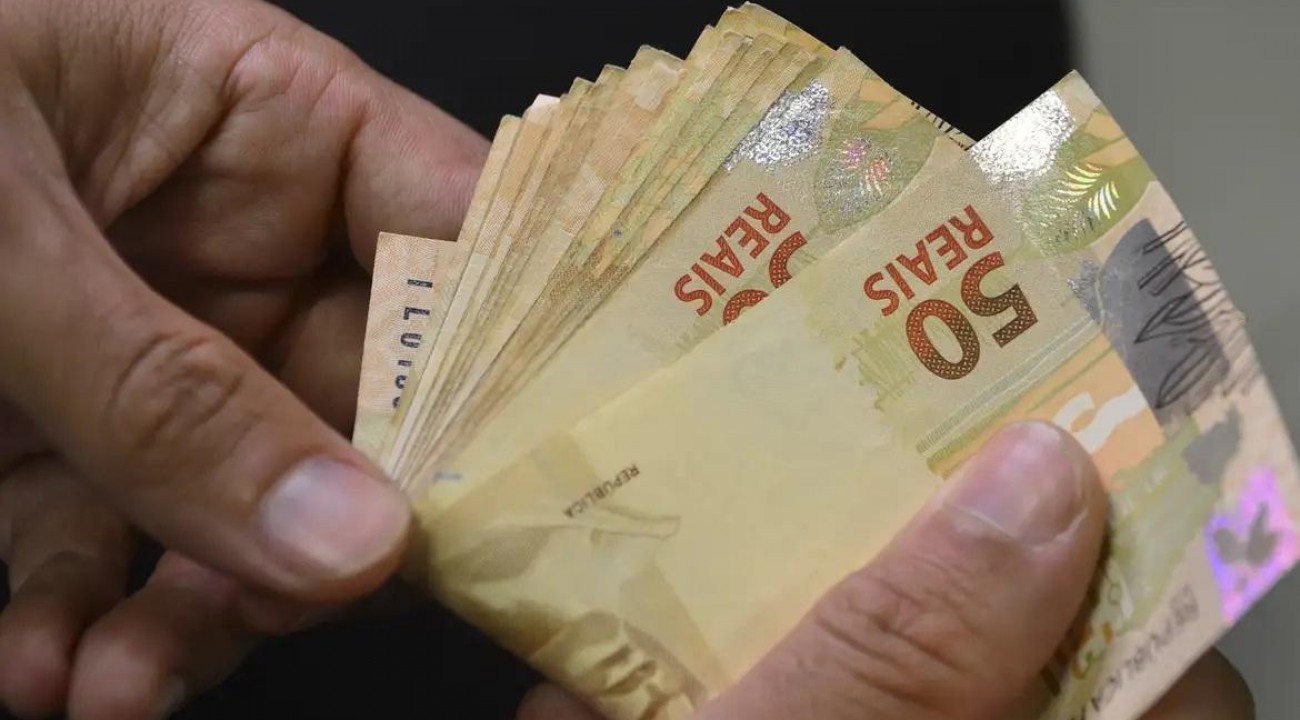 Salário mínimo de R$ 1.412 entrou em vigor nesta segunda-feira (01).
