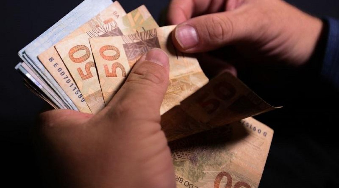 Governo propõe salário mínimo de R$ 1.502 em 2025.