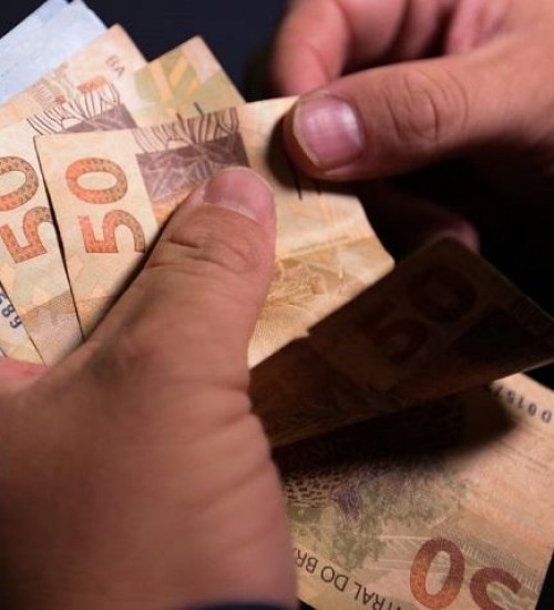 Governo propõe salário mínimo de R$ 1.502 em 2025.